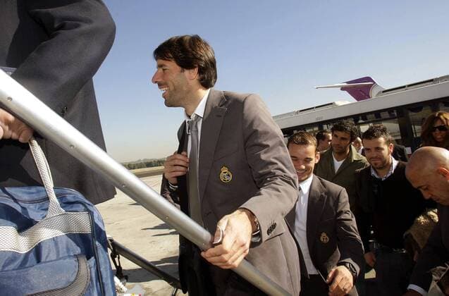 Ruud van Nistelrooy (Real Madrid) steigt gut gelaunt ins Flugzeug -  - NOxONLINExUSE Fußball EC 1 Herren Champions League 2007 2008, Real Madrid CF, Abreise, Abflug Gruppe Madrid Fußball EC 1 Herren Champions League 2007 2008, Real Madrid CF, Abreise, Abflug Gruppe Madrid