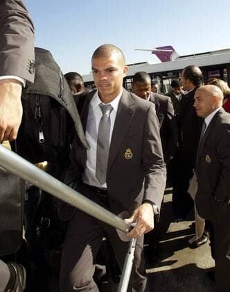Pepe (Real Madrid) steigt die Gangway hinauf -  - NOxONLINExUSE Fußball EC 1 Herren Champions League 2007 2008, Real Madrid CF, Abreise, Abflug Gruppe Madrid Fußball EC 1 Herren Champions League 2007 2008, Real Madrid CF, Abreise, Abflug Gruppe Madrid