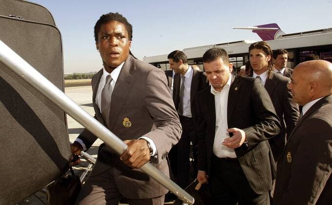 Royston Drenthe (Real Madrid) betritt die Gangway -  - NOxONLINExUSE Fußball EC 1 Herren Champions League 2007 2008, Real Madrid CF, Abreise, Abflug Gruppe Madrid Fußball EC 1 Herren Champions League 2007 2008, Real Madrid CF, Abreise, Abflug Gruppe Madrid