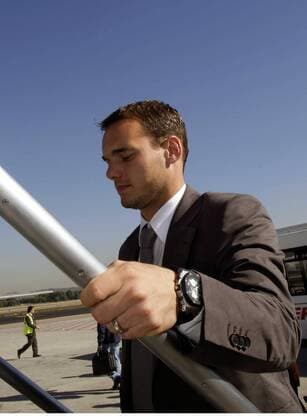 Wesley Sneijder (Real Madrid) betritt die Gangway -  - NOxONLINExUSE Fußball EC 1 Herren Champions League 2007 2008, Real Madrid CF, Abreise, Abflug Einzelbild Madrid Fußball EC 1 Herren Champions League 2007 2008, Real Madrid CF, Abreise, Abflug Einzelbild Madrid