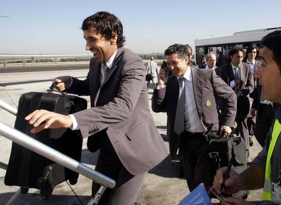 Raul Gonzalez (Real Madrid) betritt gut gelaunt die Gangway -  - NOxONLINExUSE Fußball EC 1 Herren Champions League 2007 2008, Real Madrid CF, Abreise, Abflug Gruppe Madrid Fußball EC 1 Herren Champions League 2007 2008, Real Madrid CF, Abreise, Abflug Gruppe Madrid
