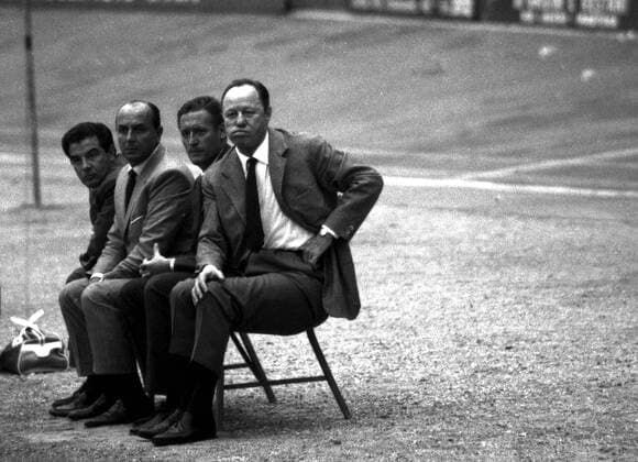 Trainer Gipo Viani (re.) und Co Trainer Nils Liedholm (beide AC Mailand, 2.v.re.) verfolgen skeptisch das Geschehen - Fußball Herren Serie A 1964 1965, 1. Italienische Liga, AC Mailand, Milan Gruppe Aufnahmedatum geschätzt Mailand Skepsis, Fußball Herren Serie A 1964 1965, 1. Italienische Liga, AC Mailand, Milan Gruppe Aufnahmedatum geschätzt Mailand Skepsis,