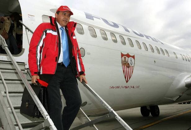 Präsident Jose Maria del Nido (FC Sevilla) steigt bei der Ankunft auf dem Flughafen aus der Maschine aus -  - NOxONLINExUSE Fußball EC 1 Herren Champions League 2007 2008, FC Sevilla Einzelbild Bukarest Fußball EC 1 Herren Champions League 2007 2008, FC Sevilla Einzelbild Bukarest