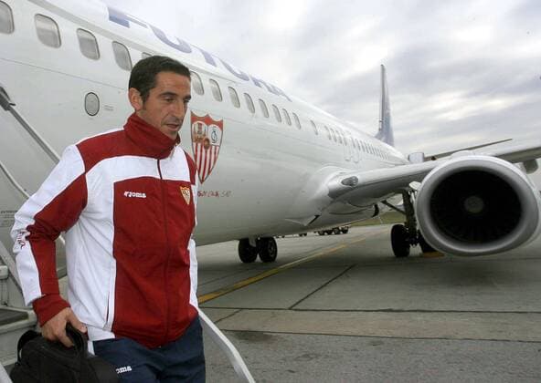 Trainer Manuel Jimenez (FC Sevilla) steigt bei der Ankunft auf dem Flughafen aus der Maschine aus -  - NOxONLINExUSE Fußball EC 1 Herren Champions League 2007 2008, FC Sevilla Einzelbild Bukarest Fußball EC 1 Herren Champions League 2007 2008, FC Sevilla Einzelbild Bukarest
