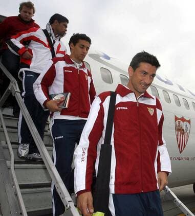 V.re.: Jose Luis Marti, Jesus Navas und Renato (alle FC Sevilla) steigen bei der Ankunft auf dem Flughafen aus der Maschine aus -  - NOxONLINExUSE Fußball EC 1 Herren Champions League 2007 2008, FC Sevilla Gruppe Bukarest Fußball EC 1 Herren Champions League 2007 2008, FC Sevilla Gruppe Bukarest