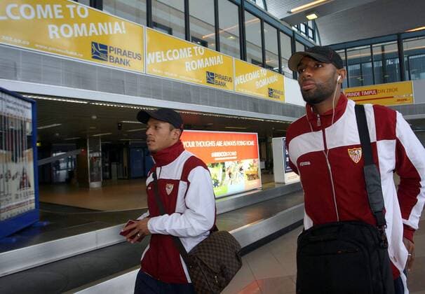 Frederic Kanoute (FC Sevilla, re.) bei der Ankunft auf dem Flughafen in Bukarest -  - NOxONLINExUSE Fußball EC 1 Herren Champions League 2007 2008, FC Sevilla Gruppe Bukarest Fußball EC 1 Herren Champions League 2007 2008, FC Sevilla Gruppe Bukarest