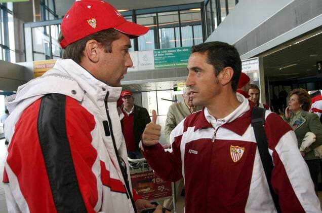 Trainer Manuel Jimenez (re.) und Torwart Morgan de Sanctis (beide FC Sevilla) bei der Ankunft auf dem Flughafen in Bukarest -  - NOxONLINExUSE Fußball EC 1 Herren Champions League 2007 2008, FC Sevilla Gruppe Bukarest Fußball EC 1 Herren Champions League 2007 2008, FC Sevilla Gruppe Bukarest