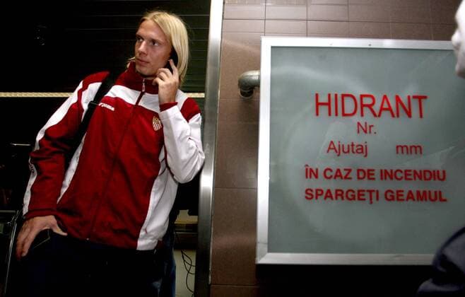 Christian Poulsen (FC Sevilla) telefoniert bei der Ankunft auf dem Flughafen in Bukarest -  - NOxONLINExUSE Fußball EC 1 Herren Champions League 2007 2008, FC Sevilla Einzelbild Bukarest Fußball EC 1 Herren Champions League 2007 2008, FC Sevilla Einzelbild Bukarest