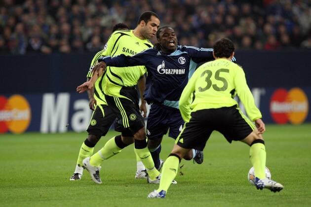 Gerald Asamoah (Schalke, Mitte) gegen Alex (li.) und Juliano Belletti (beide Chelsea) Fußball EC 1 Herren Champions League 2007 2008, FC Schalke 04 - Chelsea FC London Gruppe Gelsenkirchen Dynamik, Fußball EC 1 Herren Champions League 2007 2008, FC Schalke 04 - Chelsea FC London Gruppe Gelsenkirchen Dynamik,