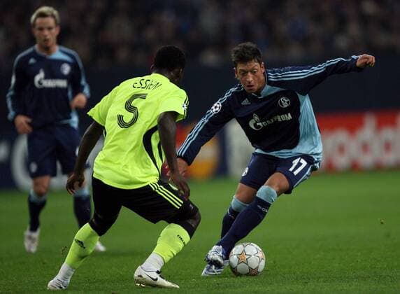 Mesut Özil (Schalke, re.) gegen Mickael Essien (Chelsea) Fußball EC 1 Herren Champions League 2007 2008, FC Schalke 04 - Chelsea FC London Gruppe Gelsenkirchen Dynamik, Fußball EC 1 Herren Champions League 2007 2008, FC Schalke 04 - Chelsea FC London Gruppe Gelsenkirchen Dynamik,