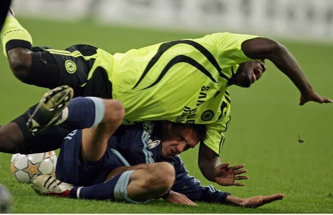 Mickael Essien (Chelsea, re.) gegen Zlatan Bajramovic (Schalke) Fußball EC 1 Herren Champions League 2007 2008, FC Schalke 04 - Chelsea FC London Gruppe Gelsenkirchen Dynamik, Kampf, Fußball EC 1 Herren Champions League 2007 2008, FC Schalke 04 - Chelsea FC London Gruppe Gelsenkirchen Dynamik, Kampf,