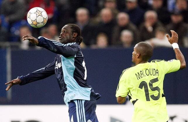 Gerald Asamoah (Schalke, li.) gegen Florent Malouda (Chelsea) Fußball EC 1 Herren Champions League 2007 2008, FC Schalke 04 - Chelsea FC London Gruppe Gelsenkirchen Dynamik, Fußball EC 1 Herren Champions League 2007 2008, FC Schalke 04 - Chelsea FC London Gruppe Gelsenkirchen Dynamik,