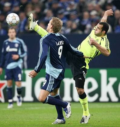 Sören Larsen (Schalke, li.) gegen Alex (Chelsea) Fußball EC 1 Herren Champions League 2007 2008, FC Schalke 04 - Chelsea FC London 0:0 Gruppe Gelsenkirchen Dynamik, Kampf, Fußball EC 1 Herren Champions League 2007 2008, FC Schalke 04 - Chelsea FC London 0:0 Gruppe Gelsenkirchen Dynamik, Kampf,