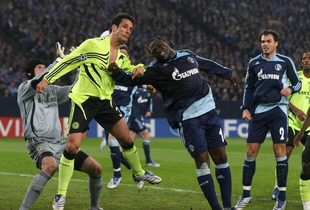 Gerald Asamoah (Schalke, Mitte) gegen Juliano Belletti, li. Torwart Petr Cech (beide Chelsea) Fußball EC 1 Herren Champions League 2007 2008, FC Schalke 04 - Chelsea FC London 0:0 Gruppe Gelsenkirchen Dynamik, Kampf, Fußball EC 1 Herren Champions League 2007 2008, FC Schalke 04 - Chelsea FC London 0:0 Gruppe Gelsenkirchen Dynamik, Kampf,
