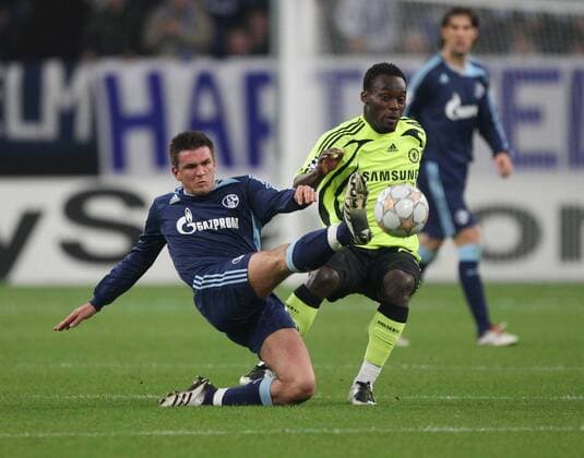Zlatan Bajramovic (Schalke, li.) gegen Mickael Essien (Chelsea) Fußball EC 1 Herren Champions League 2007 2008, FC Schalke 04 - Chelsea FC London 0:0 Gruppe Gelsenkirchen Dynamik, Fußball EC 1 Herren Champions League 2007 2008, FC Schalke 04 - Chelsea FC London 0:0 Gruppe Gelsenkirchen Dynamik,