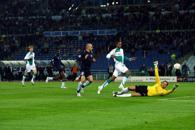 Tommaso Rocchi (Lazio Rom, li.) trifft gegen Naldo (Mitte) und Torwart Tim Wiese (beide Bremen) zum 2:0 -  Fußball EC 1 Herren Champions League 2007 2008, Lazio Rom - SV Werder Bremen 2:1 Gruppe Rom Fußball EC 1 Herren Champions League 2007 2008, Lazio Rom - SV Werder Bremen 2:1 Gruppe Rom