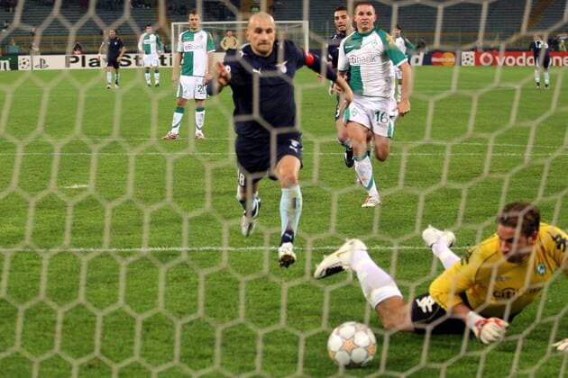 Tommaso Rocchi (Lazio Rom, li.) trifft im Nachschuss gegen Torwart Tim Wiese (Bremen) zum 1:0 -  Fußball EC 1 Herren Champions League 2007 2008, Lazio Rom - SV Werder Bremen 2:1 Gruppe Rom Dynamik, Fußball EC 1 Herren Champions League 2007 2008, Lazio Rom - SV Werder Bremen 2:1 Gruppe Rom Dynamik,
