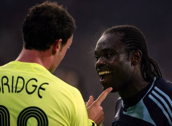 Gerald Asamoah (Schalke, re.) gerät mit Wayne Bridge (Chelsea) aneinander Fußball EC 1 Herren Champions League 2007 2008, FC Schalke 04 - Chelsea FC London 0:0, Vdig Gruppe Gelsenkirchen Fußball EC 1 Herren Champions League 2007 2008, FC Schalke 04 - Chelsea FC London 0:0, Vdig Gruppe Gelsenkirchen