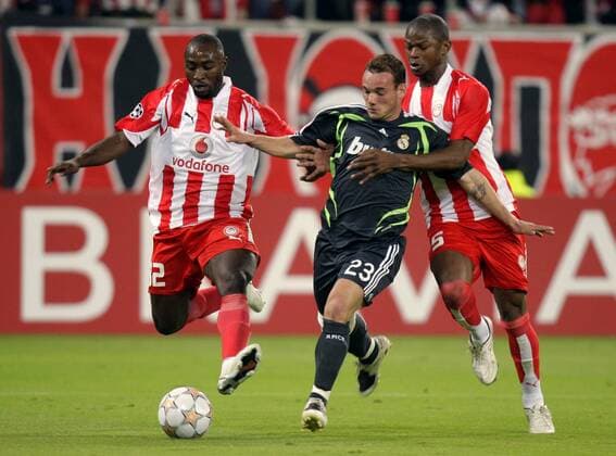 Wesley Sneijder (Real Madrid, Mitte) gegen Lumana LuaLua (li.) und Julio Cesar (beide Olympiakos Piräus) -  - NOxONLINExUSE Fußball EC 1 Herren Champions League 2007 2008, Olympiakos Piräus - Real Madrid CF 0:0 Gruppe Piräus Dynamik, Fußball EC 1 Herren Champions League 2007 2008, Olympiakos Piräus - Real Madrid CF 0:0 Gruppe Piräus Dynamik,
