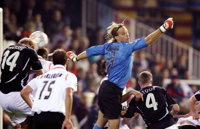 Torwart Timo Hildebrand (Valencia, re.) fliegt ins Leere, li. Steffen Iversen (Rosenborg Trondheim) - Kopfball -  Fußball EC 1 Herren Champions League 2007 2008, Valencia CF - Rosenborg Trondheim 0:2, FC Gruppe Valencia Dynamik, Fußball EC 1 Herren Champions League 2007 2008, Valencia CF - Rosenborg Trondheim 0:2, FC Gruppe Valencia Dynamik,