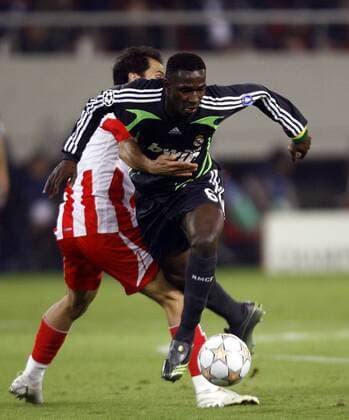 Mahamadou Diarra (Real Madrid) im Duell -  - NOxONLINExUSE Fußball EC 1 Herren Champions League 2007 2008, Olympiakos Piräus - Real Madrid CF 0:0 Gruppe Piräus Dynamik, Fußball EC 1 Herren Champions League 2007 2008, Olympiakos Piräus - Real Madrid CF 0:0 Gruppe Piräus Dynamik,