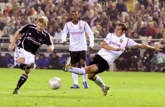 Steffen Iversen (Rosenborg Trondheim, li.) trifft gegen Ivan Helguera (Valencia, re.) zum 0:1 -  Fußball EC 1 Herren Champions League 2007 2008, Valencia CF - Rosenborg Trondheim 0:2, FC Gruppe Valencia Dynamik, Fußball EC 1 Herren Champions League 2007 2008, Valencia CF - Rosenborg Trondheim 0:2, FC Gruppe Valencia Dynamik,