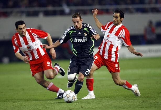 Wesley Sneijder (Real Madrid, Mitte) gegen Christos Patsatzoglou (re.) und Ieroklis Stoltidis (beide Olympiakos Piräus) -  - NOxONLINExUSE Fußball EC 1 Herren Champions League 2007 2008, Olympiakos Piräus - Real Madrid CF 0:0 Gruppe Piräus Dynamik, Fußball EC 1 Herren Champions League 2007 2008, Olympiakos Piräus - Real Madrid CF 0:0 Gruppe Piräus Dynamik,