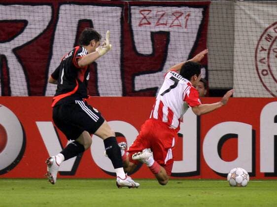 Luciano Galletti (Olympiakos Piräus, re.) probiert es vergeblich mit einer Schwalbe gegen Torwart Iker Casillas (Real Madrid) -  - NOxONLINExUSE Fußball EC 1 Herren Champions League 2007 2008, Olympiakos Piräus - Real Madrid CF 0:0 Gruppe Piräus Dynamik, Fußball EC 1 Herren Champions League 2007 2008, Olympiakos Piräus - Real Madrid CF 0:0 Gruppe Piräus Dynamik,