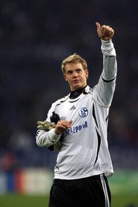 Torwart Manuel Neuer (Schalke) dankt den Anhängern Fußball EC 1 Herren Champions League 2007 2008, FC Schalke 04 Einzelbild Gelsenkirchen Fußball EC 1 Herren Champions League 2007 2008, FC Schalke 04 Einzelbild Gelsenkirchen