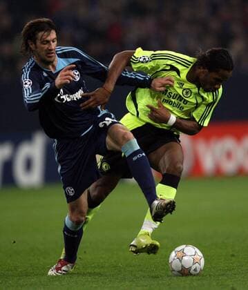 Mladen Krstajic (Schalke, li.) gegen Didier Drogba (Chelsea) Fußball EC 1 Herren Champions League 2007 2008, FC Schalke 04 - Chelsea FC London 0:0 Gruppe Gelsenkirchen Dynamik, Fußball EC 1 Herren Champions League 2007 2008, FC Schalke 04 - Chelsea FC London 0:0 Gruppe Gelsenkirchen Dynamik,