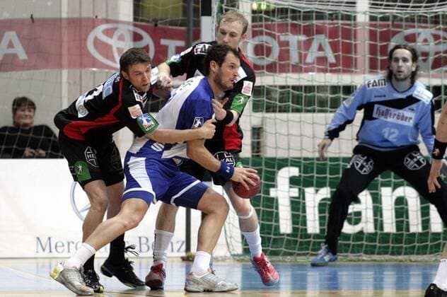 Jens Tiedtke (Großwallstadt, Mitte) gegen Christian Sprenger (li.) und Yves Grafenhorst (beide Magdeburg) Handball 1. BL Herren Saison 2007 2008, TV Großwallstadt - SC Gladiators Magdeburg 34:30, SCM Gruppe Aschaffenburg Dynamik, Kampf, Handball 1. BL Herren Saison 2007 2008, TV Großwallstadt - SC Gladiators Magdeburg 34:30, SCM Gruppe Aschaffenburg Dynamik, Kampf,