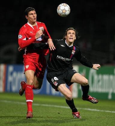 Sebastien Squillaci (Lyon, re.) gegen Mario Gomez (Stuttgart) Fußball EC 1 Herren Champions League 2007 2008, Olympique Lyonnais - VfB Stuttgart 4:2, OL Gruppe Lyon Dynamik, Fußball EC 1 Herren Champions League 2007 2008, Olympique Lyonnais - VfB Stuttgart 4:2, OL Gruppe Lyon Dynamik,