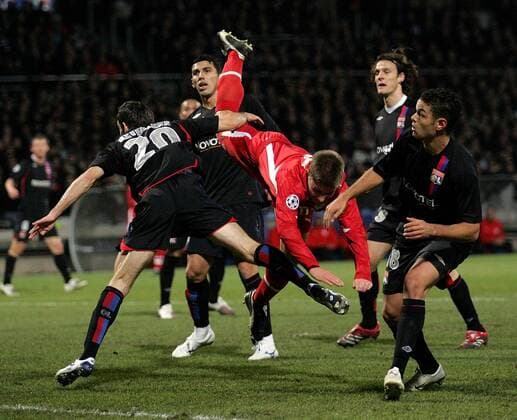 Thomas Hitzlsperger (Stuttgart, Mitte) gegen vier Spieler aus Lyon Fußball EC 1 Herren Champions League 2007 2008, Olympique Lyonnais - VfB Stuttgart 4:2, OL Gruppe Lyon Dynamik, Überlegenheit, Fußball EC 1 Herren Champions League 2007 2008, Olympique Lyonnais - VfB Stuttgart 4:2, OL Gruppe Lyon Dynamik, Überlegenheit,