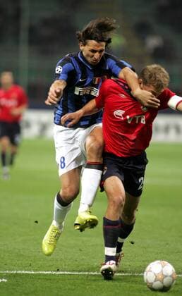 Zlatan Ibrahimovic (Inter Mailand, re.) gegen Vasiliy Berezutskiy (ZSKA Moskau) - Fußball EC 1 Herren Champions League 2007 2008, FC Internazionale Mailand - CSKA Moskau 4:2, Inter Gruppe Mailand Dynamik, Kampf, Fußball EC 1 Herren Champions League 2007 2008, FC Internazionale Mailand - CSKA Moskau 4:2, Inter Gruppe Mailand Dynamik, Kampf,