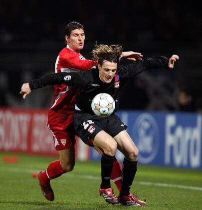 Sebastien Squillaci (Lyon, re.) gegen Mario Gomez (Stuttgart) Fußball EC 1 Herren Champions League 2007 2008, Olympique Lyonnais - VfB Stuttgart 4:2, OL Gruppe Lyon Dynamik, Fußball EC 1 Herren Champions League 2007 2008, Olympique Lyonnais - VfB Stuttgart 4:2, OL Gruppe Lyon Dynamik,