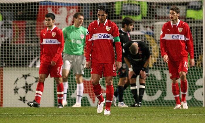 Enttäuschte Stuttgarter, v.li.: Serdar Tasci, Torwart Raphael Schäfer, Fernando Meira und Matthieu Delpierre Fußball EC 1 Herren Champions League 2007 2008, Olympique Lyonnais - VfB Stuttgart 4:2, OL Gruppe Lyon Enttäuschung, Fußball EC 1 Herren Champions League 2007 2008, Olympique Lyonnais - VfB Stuttgart 4:2, OL Gruppe Lyon Enttäuschung,