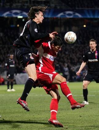 Mario Gomez (Stuttgart, re.) gegen Sebastien Squillaci (Lyon) Fußball EC 1 Herren Champions League 2007 2008, Olympique Lyonnais - VfB Stuttgart 4:2, OL Gruppe Lyon Dynamik, Fußball EC 1 Herren Champions League 2007 2008, Olympique Lyonnais - VfB Stuttgart 4:2, OL Gruppe Lyon Dynamik,