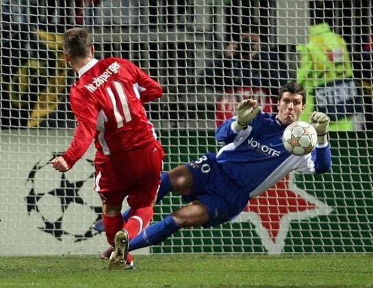 Torwart Remy Vercoutre (Lyon, re.) pariert den Elfmeter von Thomas Hitzlsperger (Stuttgart) Fußball EC 1 Herren Champions League 2007 2008, Olympique Lyonnais - VfB Stuttgart 4:2, OL Gruppe Lyon Dynamik, Abwehr, Fußball EC 1 Herren Champions League 2007 2008, Olympique Lyonnais - VfB Stuttgart 4:2, OL Gruppe Lyon Dynamik, Abwehr,