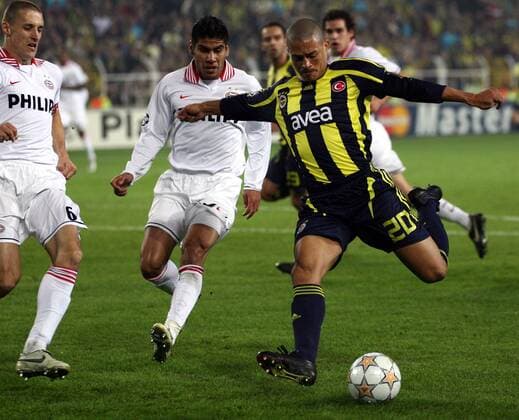 Alex (Fenerbahce, re.) gegen Carlos Salcido (Mitte) and Timmy Simons (beide Eindhoven) -  Fußball EC 1 Herren Champions League 2007 2008, Fenerbahce SK Istanbul - PSV Eindhoven 2:0 Gruppe Istanbul Dynamik, Fußball EC 1 Herren Champions League 2007 2008, Fenerbahce SK Istanbul - PSV Eindhoven 2:0 Gruppe Istanbul Dynamik,