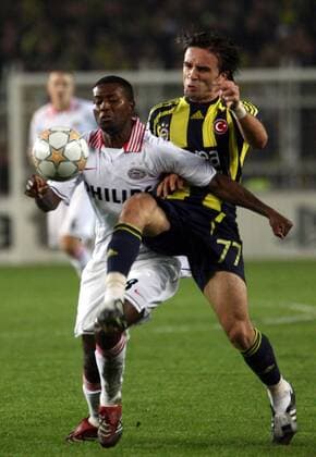 Edison Mendez (Eindhoven, li.) gegen Gökhan Gönül (Fenerbahce) -  Fußball EC 1 Herren Champions League 2007 2008, Fenerbahce SK Istanbul - PSV Eindhoven 2:0 Gruppe Istanbul Dynamik, Fußball EC 1 Herren Champions League 2007 2008, Fenerbahce SK Istanbul - PSV Eindhoven 2:0 Gruppe Istanbul Dynamik,