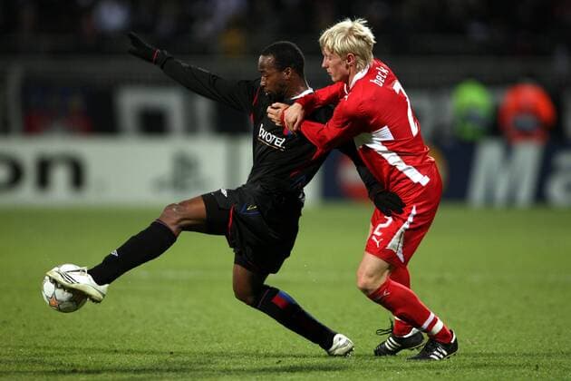 Sidney Govou (Lyon, li.) gegen Andreas Beck (Stuttgart) -  Fußball EC 1 Herren Champions League 2007 2008, Olympique Lyonnais - VfB Stuttgart 4:2, OL Gruppe Lyon Dynamik, Fußball EC 1 Herren Champions League 2007 2008, Olympique Lyonnais - VfB Stuttgart 4:2, OL Gruppe Lyon Dynamik, 