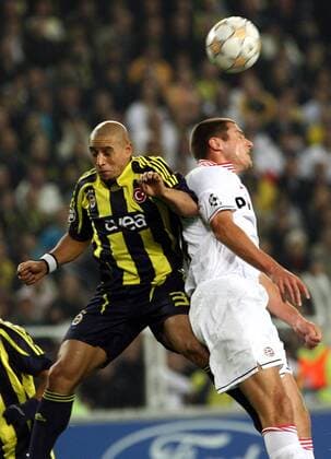Roberto Carlos (Fenerbahce, li.) gegen Danny Koevermans (Eindhoven) -  Fußball EC 1 Herren Champions League 2007 2008, Fenerbahce SK Istanbul - PSV Eindhoven 2:0 Gruppe Istanbul Dynamik, Fußball EC 1 Herren Champions League 2007 2008, Fenerbahce SK Istanbul - PSV Eindhoven 2:0 Gruppe Istanbul Dynamik,