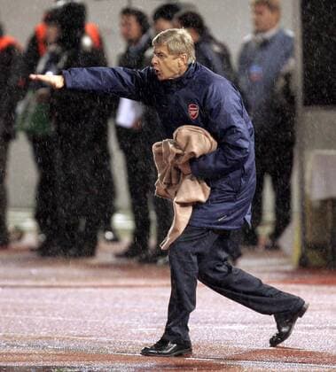 Trainer Arsene Wenger (Arsenal) gibt Anweisungen - EDITORIAL USE ONLY. No use with unauthorised audio, video, data, fixture lists, club league logos or live services. Online in-match use limited to 120 images, no video emulation. No use in betting, games or single club league player publications. Fußball EC 1 Herren Champions League 2007 2008, Arsenal FC London Einzelbild Prag Fußball EC 1 Herren Champions League 2007 2008, Arsenal FC London Einzelbild Prag