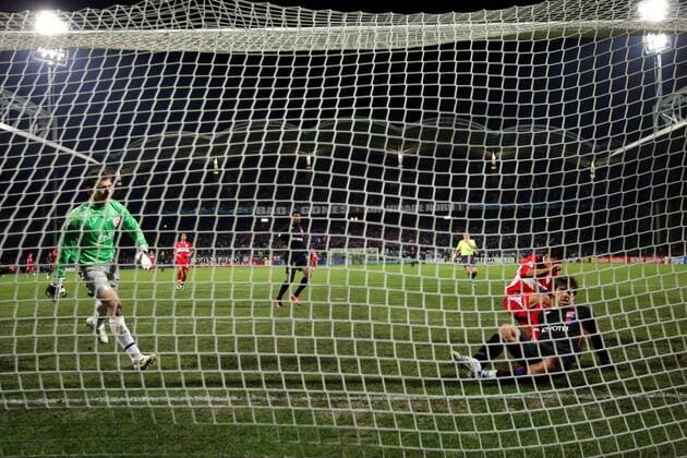 Juninho (Lyon, re.) erzielt das 4:2 gegen Torwart Raphael Schäfer (li., Stuttgart) -  Fußball EC 1 Herren Champions League 2007 2008, Olympique Lyonnais - VfB Stuttgart 4:2, OL Totale Lyon Fußball EC 1 Herren Champions League 2007 2008, Olympique Lyonnais - VfB Stuttgart 4:2, OL Totale Lyon 
