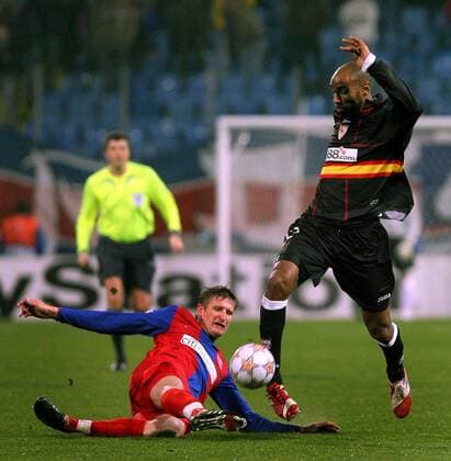 Frederic Kanoute (Sevilla, re.) gegen Dorin Goian (Bukarest) -  - NOxONLINExUSE Fußball EC 1 Herren Champions League 2007 2008, Steaua Bukarest - FC Sevilla 0:2 Gruppe Bukarest Dynamik, Fußball EC 1 Herren Champions League 2007 2008, Steaua Bukarest - FC Sevilla 0:2 Gruppe Bukarest Dynamik,