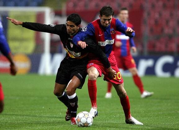 Renato (Sevilla, li.) gegen Nicolae Dica (Bukarest) -  - NOxONLINExUSE Fußball EC 1 Herren Champions League 2007 2008, Steaua Bukarest - FC Sevilla 0:2 Gruppe Bukarest Dynamik, Fußball EC 1 Herren Champions League 2007 2008, Steaua Bukarest - FC Sevilla 0:2 Gruppe Bukarest Dynamik,
