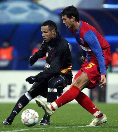 Luis Fabiano (Sevilla, li.) gegen Ionut Alin Rada (Bukarest) -  - NOxONLINExUSE Fußball EC 1 Herren Champions League 2007 2008, Steaua Bukarest - FC Sevilla 0:2 Gruppe Bukarest Dynamik, Fußball EC 1 Herren Champions League 2007 2008, Steaua Bukarest - FC Sevilla 0:2 Gruppe Bukarest Dynamik,
