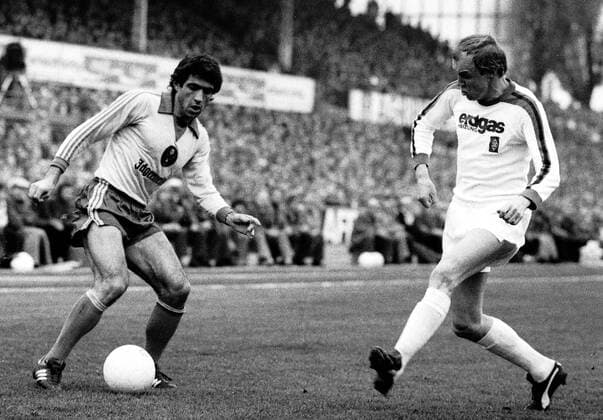 Danilo Popivoda (Braunschweig, li.) gegen Hans Jürgen Wittkamp (Gladbach) Fußball 1. BL Herren Saison 1976 1977, Eintracht Braunschweig - Borussia Mönchengladbach 1:1, Vneg Vsw Gruppe Braunschweig Dynamik, Fußball 1. BL Herren Saison 1976 1977, Eintracht Braunschweig - Borussia Mönchengladbach 1:1, Vneg Vsw Gruppe Braunschweig Dynamik,