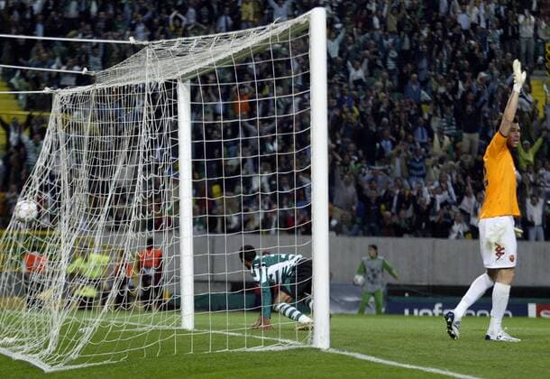 Liedson (Sporting Lissabon, li.) trifft gegen Torwart Doni (AS Rom), der eine Abseitsstellung reklamiert -  Fußball EC 1 Herren Champions League 2007 2008, Sporting Lissabon - AS Rom 2:2, Roma Gruppe Lissabon Fußball EC 1 Herren Champions League 2007 2008, Sporting Lissabon - AS Rom 2:2, Roma Gruppe Lissabon