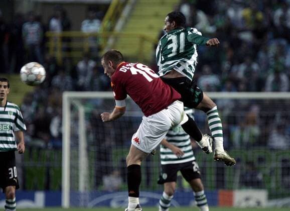 Daniele de Rossi (AS Rom, li.) gegen Liedson (Sporting Lissabon) -  Fußball EC 1 Herren Champions League 2007 2008, Sporting Lissabon - AS Rom 2:2, Roma Gruppe Lissabon Dynamik, Fußball EC 1 Herren Champions League 2007 2008, Sporting Lissabon - AS Rom 2:2, Roma Gruppe Lissabon Dynamik,